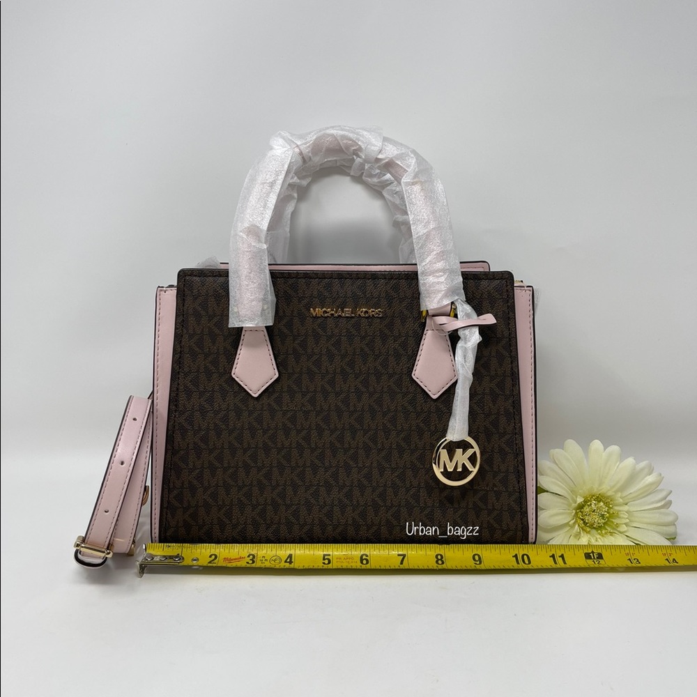 Michael Kors Hope Medium Messenger - Picture 2 of 11